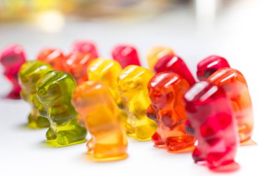 Beyaz arka plan üzerinde yalıtılmış jelibon yığını