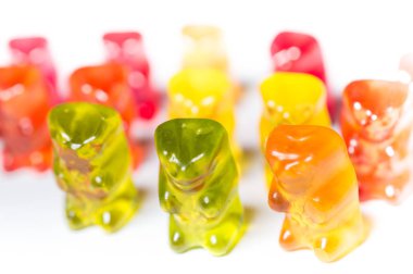 Beyaz arka plan üzerinde yalıtılmış jelibon yığını