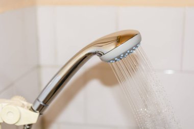 Baş su serpme ile duş yakın çekim