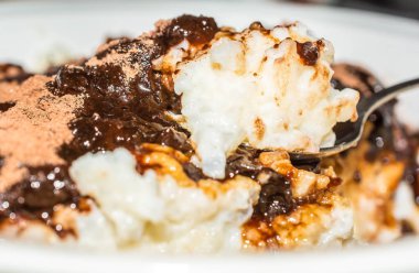 Pirinç sütü yulaf lapası kakao ve kiraz reçeli ile