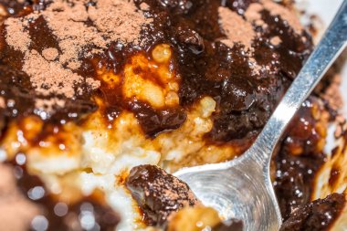 Pirinç sütü yulaf lapası kakao ve kiraz reçeli ile