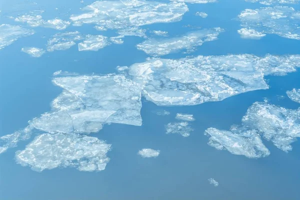 Winterlandschap met het ijs van de rivier — Stockfoto
