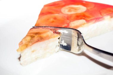 İzole arka planda muz dilimleri ve jelatin ile süzme peynir pastası