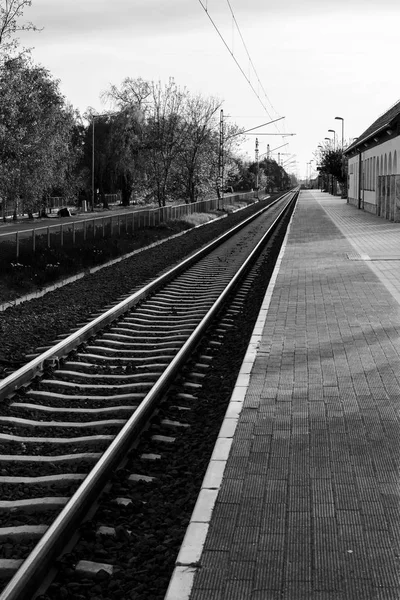 Estación de ferrocarril vacía en blanco y negro —  Fotos de Stock