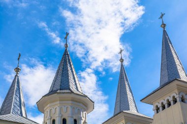 Dört kule bulutlar, soyut görünümü - Romanya Transilvanya kilise