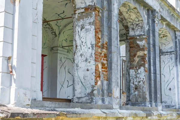 Las ruinas de una antigua casa abandonada — Foto de Stock