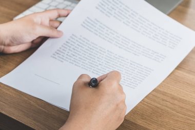 Ahşap masa, kağıda sözleşme imzalama iş adamı co imzalama