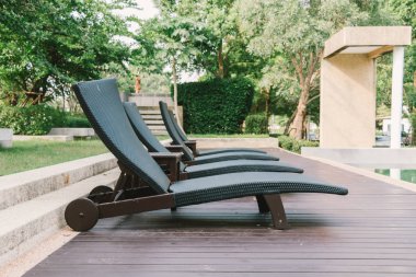 Sandalye tezgah ahşap zemin üzerinde Yüzme Yüzme Havuzu siyah