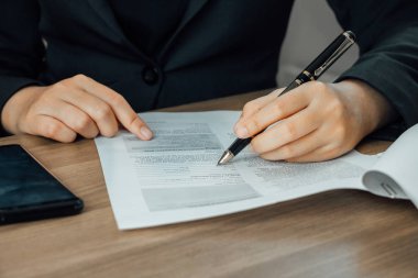 Okuma ve hüküm ve koşul belge o imzalama işkadını