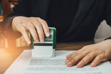 Yakın çekim el onay imzalamak için işkadını damgalama 