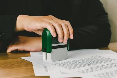 Yakın çekim el onay imzalamak için işkadını damgalama 