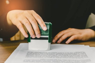Yakın çekim el onay imzalamak için işkadını damgalama 
