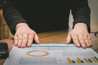 Asya işkadını sunan grafik analiz belgeleri kağıdı, bu