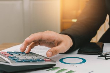 İş kadın muhasebeci veya calcu kullanarak bankacı eller yukarıda kapatın
