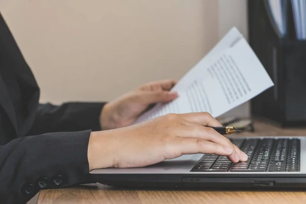 Mujer de negocios que trabaja en la oficina con el ordenador portátil y documentos sobre él — Foto de Stock