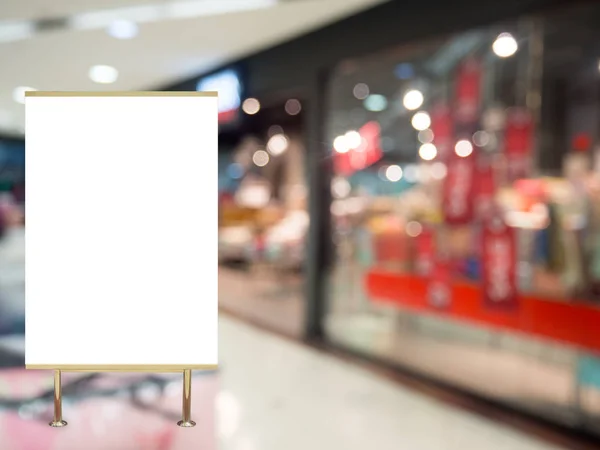 Publicidad en blanco de la cartelera en la venta del centro comercial borrosa —  Fotos de Stock