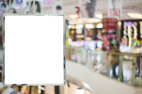 Lege billboard reclame opknoping in winkelcentrum verkoop — Stockfoto