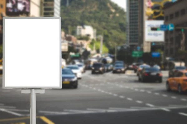 Leere Plakatwand für Informationen über Bushaltestelle neben der Straße — Stockfoto