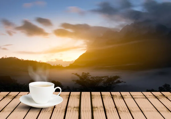 Taza de té sobre mesa de madera en el mirador paisaje de montaña t — Foto de Stock