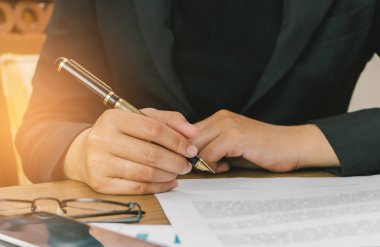 Şartlar ve koşullar belge kağıt imzalama işkadını