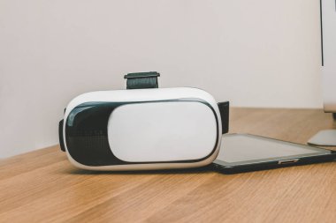 VR sanal gerçeklik akıllı telefon kulaklık kavramı ve tablet 