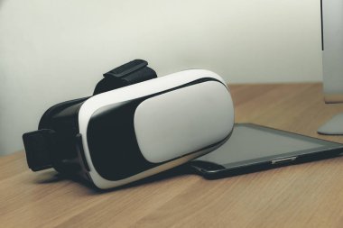 VR sanal gerçeklik akıllı telefon kulaklık kavramı ve tablet 