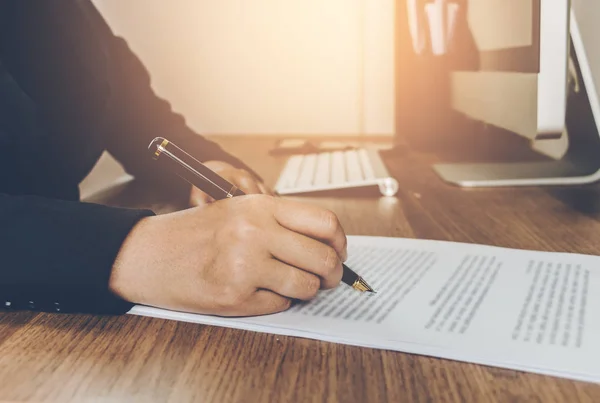 Zakenvrouw ondertekening voorwaarden en de overeenkomst documenten papier Stockfoto