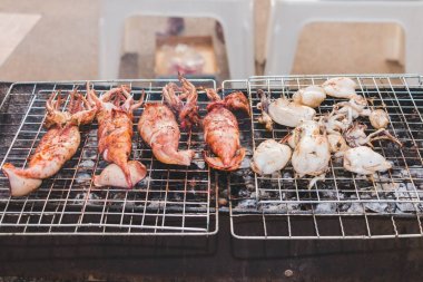 Seçici odak duman ile kalamar ızgara