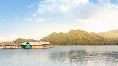 Chiangmai, doğa arka plan ile su üzerinde yüzen evi 