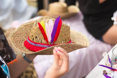 Dekor şapka ile renkli tüy ve boncuk bohemain tarzı için. Seçici odak