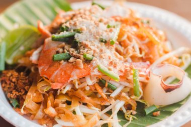 Karides ve sebze ile geleneksel Tay gıda Pad Tay erişte