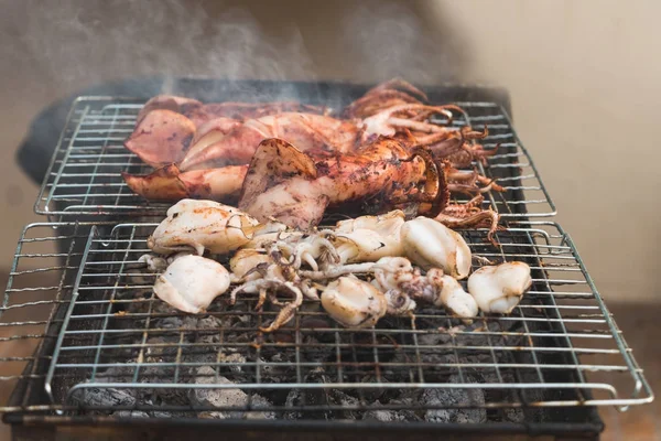 선택적 초점에 연기와 함께 오징어 구이 — 스톡 사진