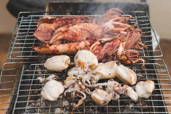 Calamares a la parrilla con humo en enfoque selectivo — Foto de Stock