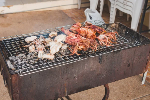 Calamares a la parrilla con humo en enfoque selectivo — Foto de Stock