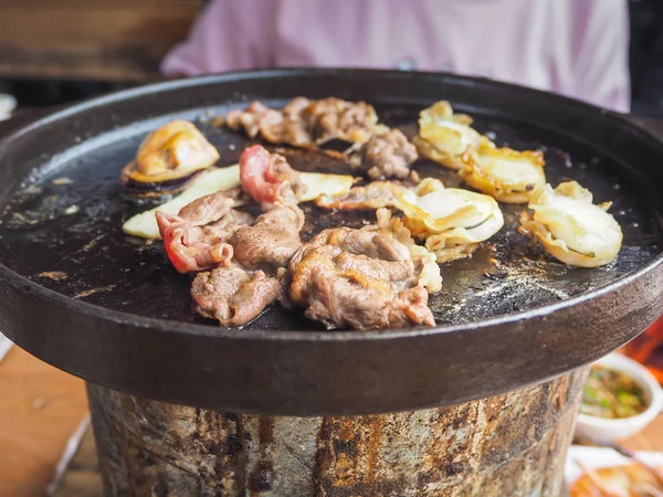 원시 고기와 쇠고기 구이 새우 뷔페에서 요리 음식 — 스톡 사진