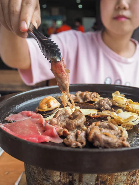 Carne cruda a la parrilla de res y camarones un alimento de cocina en buffet — Foto de Stock