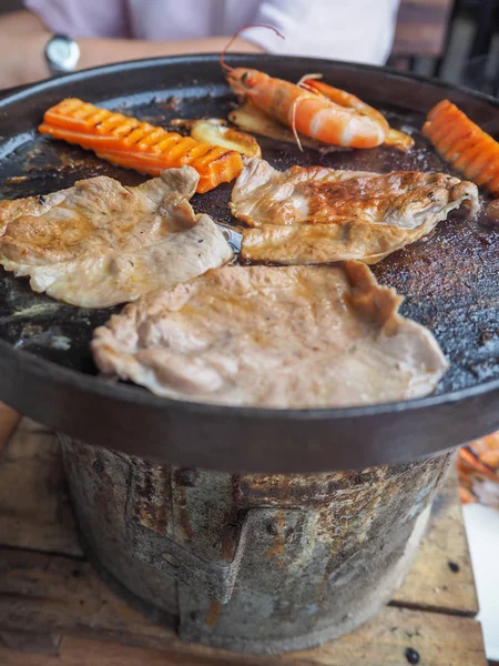 원시 고기와 쇠고기 구이 새우 뷔페에서 요리 음식 — 스톡 사진