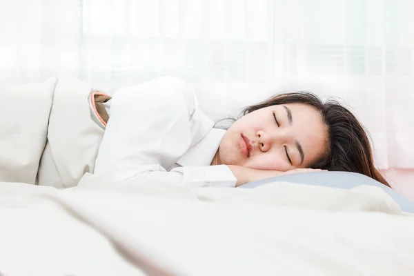 Jong mooi vrouw slapen in haar bed Rechtenvrije Stockfoto's