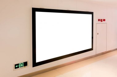 Boş reklam billboard yürüyüş yolu metro duvarında