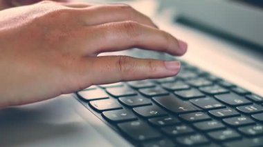 Tipik dizüstü klavye üzerinde el kadar kapatın 