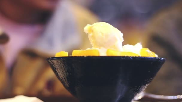 Frauen Essen Mango Rasiert Eis Dessert Lieblings Dessert Berühmt — Stockvideo