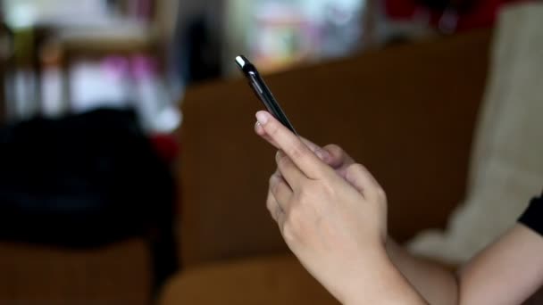 Κοντινό Πλάνο Γυναίκα Χέρια Χρησιμοποιώντας Και Πληκτρολογώντας Γρήγορα Κείμενο Μήνυμα — Αρχείο Βίντεο