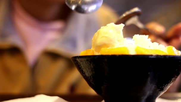 マンゴーを食べる女性かき氷デザート お気に入りの有名なデザート — ストック動画