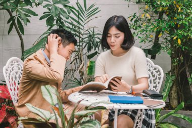 Genç kardeş dikkat ev ödevi eğitim genç kardeş dinle