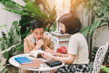 L genç kardeşi dikkat için ev ödevi eğitim genç kardeş