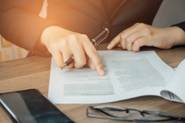 Okuma ve kayıt formu docume kontrol yakın çekim işkadını