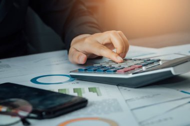 İşkadını muhasebeci veya calcul kullanarak bankacı eller yukarıda kapatın