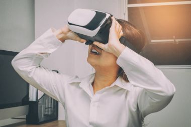 Sanal gerçeklik giyen Asya kadın gözlük ve içerik keyfini çıkarın,