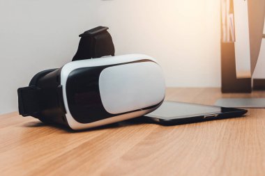 VR sanal gerçeklik akıllı telefon kulaklık kavramı ve tablete woo