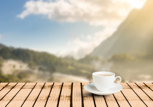 Taza de té en la mesa de madera en el paisaje de montaña mirador — Foto de Stock